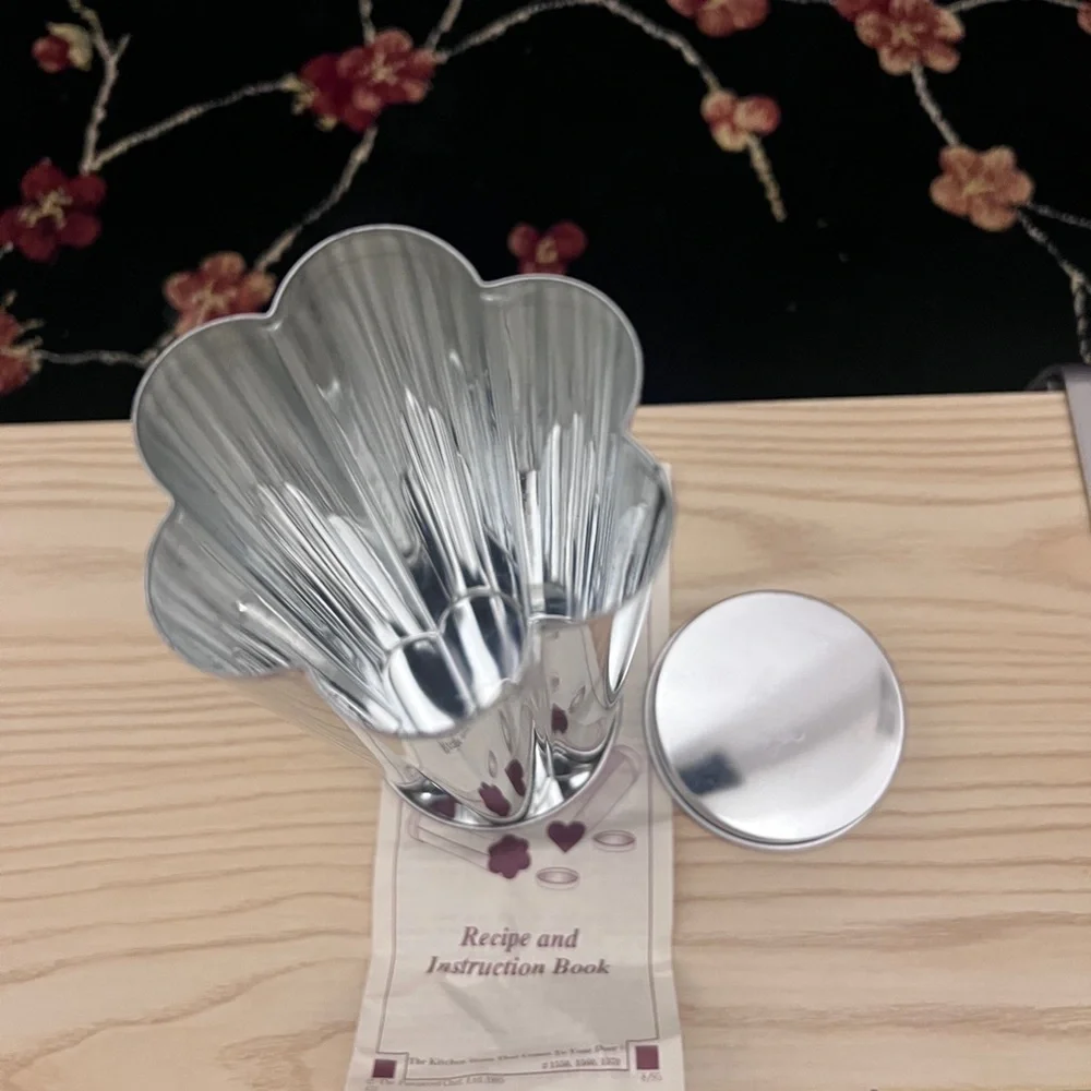 The Pampered Chef Blue and White Bread Tube